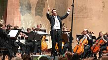 Beim Radetzky-Marsch hat auch das Publikum seinen Einsatz: Dirigent Achim Fiedler hat sowohl seine Musiker als auch die Besucher im Griff.