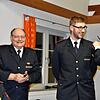 Der alte Abteilungskommandant Bernhard Bach (links) und der neue Sebastian Fürst wechselten beim beförderten Felix Wolpert die ...