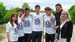 Das Fünferteam Marcia Casaca Lindenhahn, Julius Lauer, Jeremy Bohnert, Emanuel Göbel und Maximilian Pfeiffer neben Jan Ullrich und der ...
