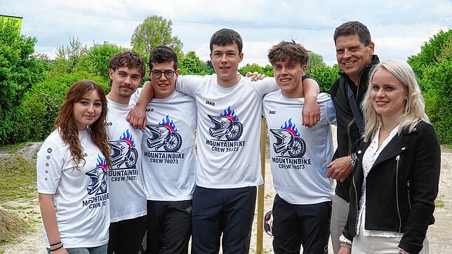 Das Fünferteam Marcia Casaca Lindenhahn, Julius Lauer, Jeremy Bohnert, Emanuel Göbel und Maximilian Pfeiffer neben Jan Ullrich und der ...