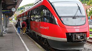 Die Zeit der auf der Hochrheinstrecke fahrenden Dieseltriebwagen geht ihrem Ende entgegen. Ab Ende 2027 sollen darauf elektrische Züge ...
