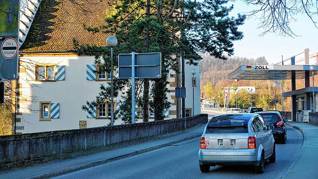 Der Grenzübergang in Küssaberg-Rheinheim. Die Aufnahme entstand im März 2020. Der bislang geschlossene Grenzübergang soll nun ...