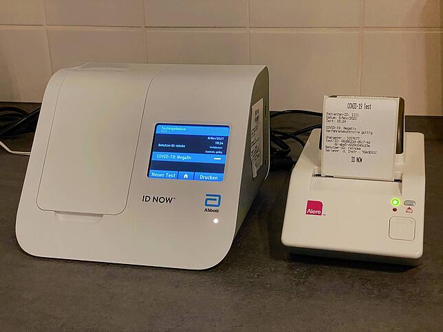 Das Ergebnis eines PCR-Tests mit mobilen Geräten wie diesem in der Praxis von Stefanie Reincke in Villingen liegt bereits nach weniger ...