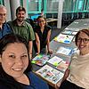 Mit einem Selfie hält die Jury ihre Sitzung fest. Links hinten stehen Willi Zöller (Bürgerstiftung), Julian Windmöller (Leiter des ...