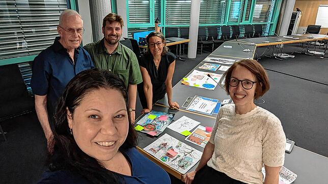 Mit einem Selfie hält die Jury ihre Sitzung fest. Links hinten stehen Willi Zöller (Bürgerstiftung), Julian Windmöller (Leiter des ...