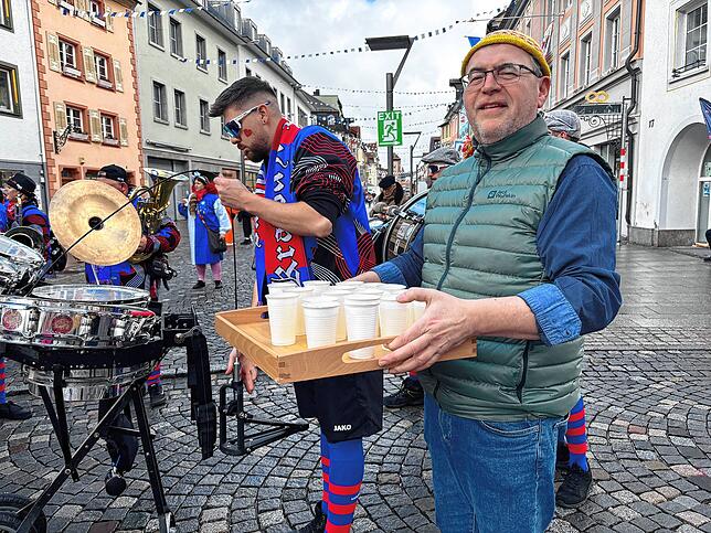 Auch für die Krawazi Ramblers, im Bild mit Redakteur Roland Burger, gibt es ein erfrischendes Schorle.