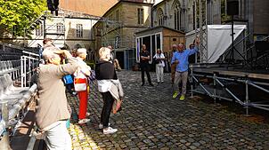 Rudolf Hartmann (rechts), der musikalische Leiter des Stadttheaters Konstanz, erläutert den SÜDKURIER-Leserinnen und Lesern die ...
