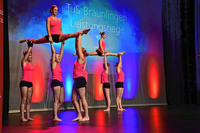 Die Pausen zwischen den Siegerehrungen wurden mit Tanz und Akrobatik ausgefüllt: Auf der Bühne der Tonhalle zeigt die Leistungsgruppe ...