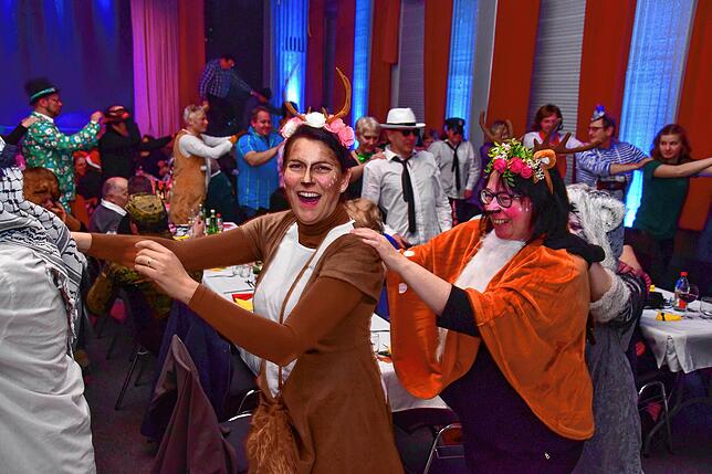 So ausgelassen wie hier 2020 feiern die Besucher beim närrischen „Dinner für 100“, das im Theater im Deutschen Haus gefeiert ...
