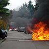 Auto in Flammen: Warum das Fahrzeug am Freitag gegen 11 Uhr in der Straße Alpenblick in Daisendorf brannte, ist aktuell noch unklar.