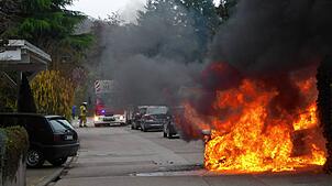 Auto in Flammen: Warum das Fahrzeug am Freitag gegen 11 Uhr in der Straße Alpenblick in Daisendorf brannte, ist aktuell noch unklar.