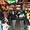 Deutsche und syrische Flaggen einträchtig nebeneinander: Syrer feiern in der Singener Innenstadt den Sturz von Diktator Baschar ...