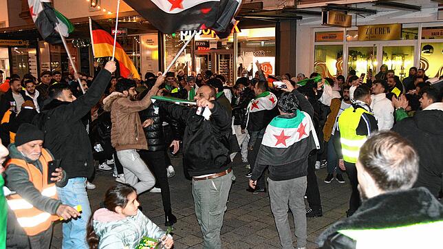 Deutsche und syrische Flaggen einträchtig nebeneinander: Syrer feiern in der Singener Innenstadt den Sturz von Diktator Baschar ...