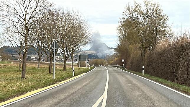 Von dieser Lagerhalle ist nach einem Brand im Twielfeld Hilzingen nicht mehr viel übrig.