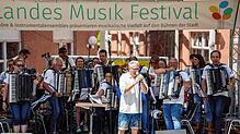 Das diesjährige Landes-Musik-Festival findet in Singen parallel zum Stadtfest statt. Im Bild zu sehen ist das Akkordeonorchester beim ...