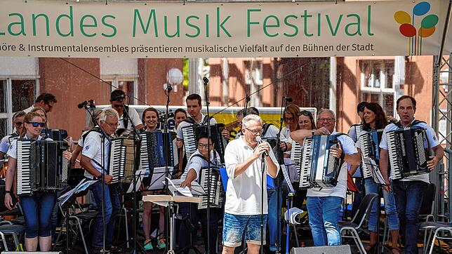 Das diesjährige Landes-Musik-Festival findet in Singen parallel zum Stadtfest statt. Im Bild zu sehen ist das Akkordeonorchester beim ...