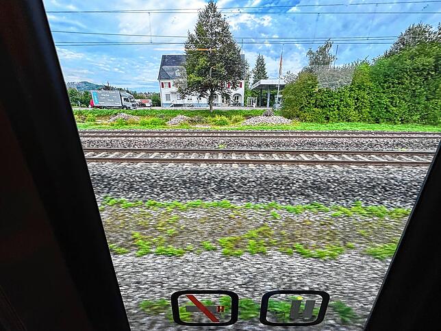 Teile der S-Bahnen durch den schweizerischen Klettgau werden neuerdings durch Kleinbusse ersetzt. Dabei wird anscheinende an der Strecke ...