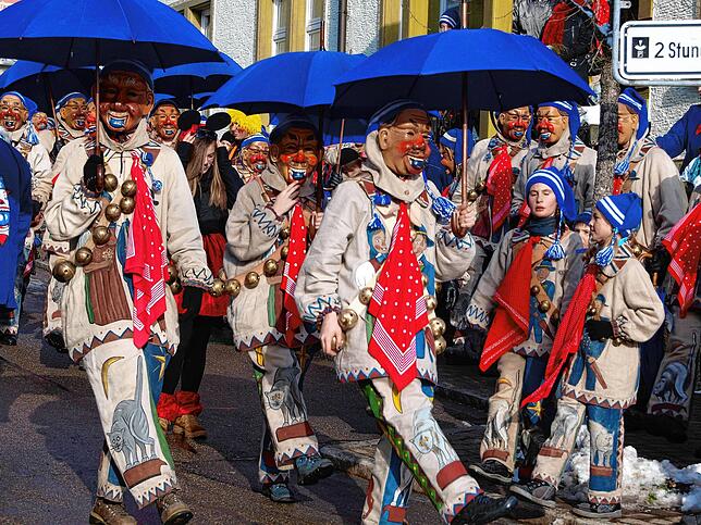 Auch an der deutschen Fastnacht ein Begriff: Gumpen. Hier etwa gumpen die Pfluemeschlucker aus Bonndorf vor dem Rathaus.