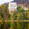 Über der Waldshuter Rheinpromenade erhebt sich das leerstehende Rheinschloss, dessen maroder Fassadenzustand auch von der ...