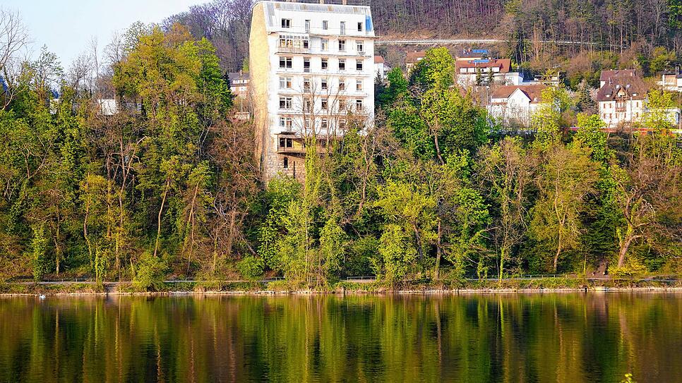 Über der Waldshuter Rheinpromenade erhebt sich das leerstehende Rheinschloss, dessen maroder Fassadenzustand auch von der ...