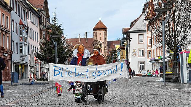 Das war der netteste Gag der Straßenfasnet 2021 in Villingen. Eine Stachi und seine Altvillingerin hatten einen Chaisenwagen so ...