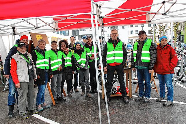 Zahlreiche Helfer kamen zum Einsatz, um den Tiengener Fahrradmarkt reibungslos über die Bühne zu bringen. Links BUND-Mitglied Hans ...