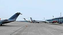 Auf dem Vorfeld des Bodensee Airports parken einige Maschinen im Januar 2025.