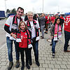 Vor dem Heimspiel des FC Bayern München gegen den SC Freiburg ist Andreas Hartmann (links) mit seiner Freundin Isabelle Müller und ...