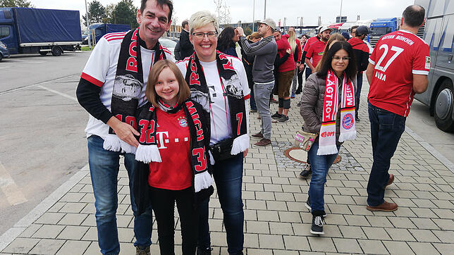 Vor dem Heimspiel des FC Bayern München gegen den SC Freiburg ist Andreas Hartmann (links) mit seiner Freundin Isabelle Müller und ...