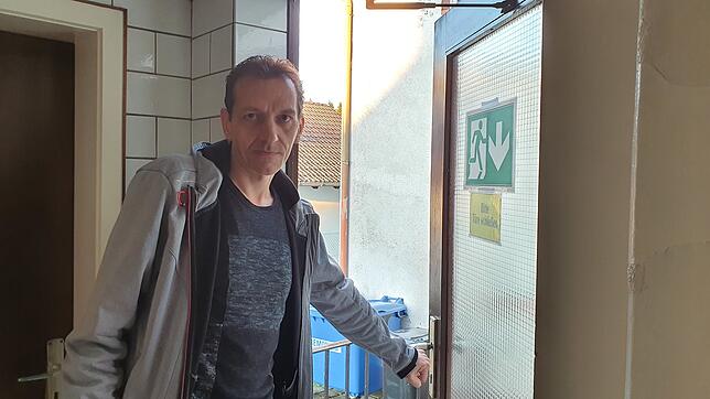Jens Evers zeigt eine Tür, die nach seiner Meinung zur Fluchttür ausgebaut werden könnte. Der Eigentümer habe zugesagt, sich zu kümmern.