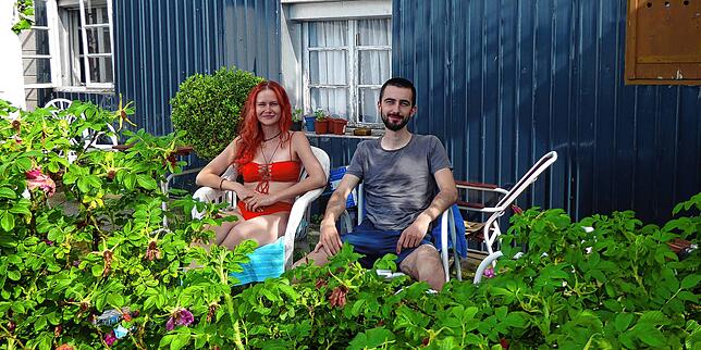 Die Studenten Lena Binder und Ole Fischke im Garten vor ihrer WG. „Fast schon spießig“, sagt Fischke augenzwinkernd.
