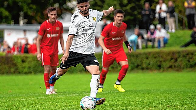 Mann des Tages: Serkan Korkmaz traf beim 4:2 des FSV Rheinfelden beim FC Bad Krozingen drei Mal. Hier verwandelt er einen Strafstoß zum 4:0.