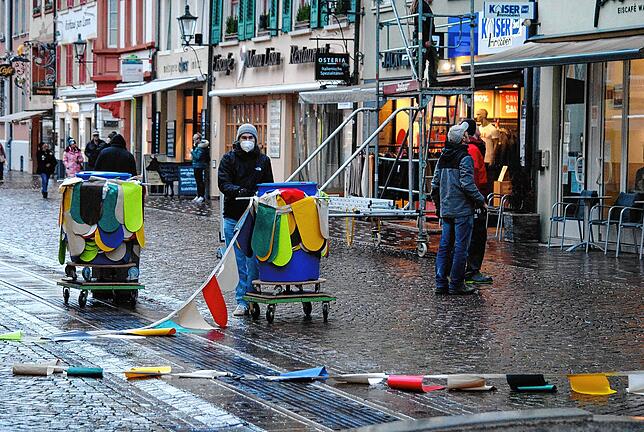 Bild 1: Kaiserstraße im Narrenkleid: Fasnachtsbändel bringen trotz Corona Fröhlichkeit in die Waldshuter Altstadt