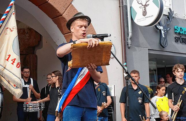 Marc Jacobshagen, Zunftmeister der Junggesellenschaft 1468 Waldshut, verliest vor dem Metzgertörle die Hintergründe, die zur Chilbi und ...