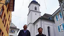 Der Turm der katholischen Pfarrkirche Waldshut, hier mit Pfarrer Ulrich Sickinger (links) und Architekt und Bauleiter Edgar Lasarzick, ...