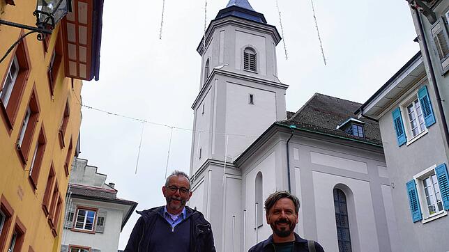 Der Turm der katholischen Pfarrkirche Waldshut, hier mit Pfarrer Ulrich Sickinger (links) und Architekt und Bauleiter Edgar Lasarzick, ...