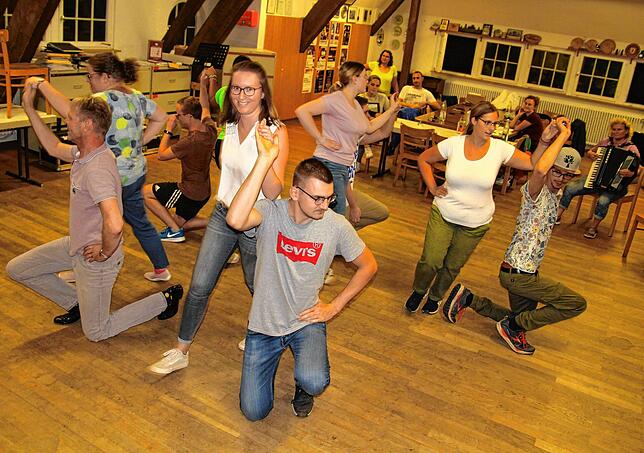 Noch wird ohne Tracht geprobt fürs Jubiläumswochenende. Der Heimat- und Trachtenbund feiert im Rahmen der Kilbig Mitte Oktober sein ...