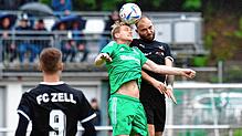 Premiere für den Routinier: Philipp Kunzelmann (hier im Kopfballduell beim Hinspiel gegen Sebastian Rupp) erzielte mit seinem ersten ...