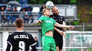 Premiere für den Routinier: Philipp Kunzelmann (hier im Kopfballduell beim Hinspiel gegen Sebastian Rupp) erzielte mit seinem ersten ...