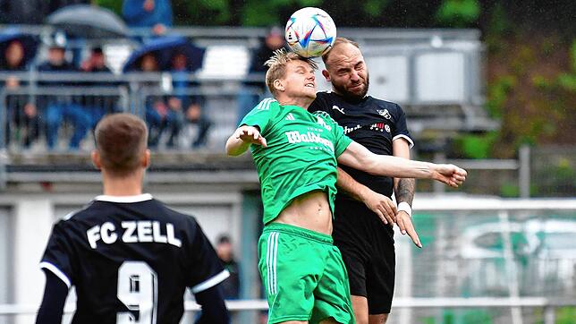 Premiere für den Routinier: Philipp Kunzelmann (hier im Kopfballduell beim Hinspiel gegen Sebastian Rupp) erzielte mit seinem ersten ...