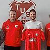 Dritter Neuzugang beim TuS Binzen: Der künftige Trainer Manuel Schwarz (links) freut sich mit Jordy van Schagen (daneben) von der ...