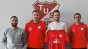 Dritter Neuzugang beim TuS Binzen: Der künftige Trainer Manuel Schwarz (links) freut sich mit Jordy van Schagen (daneben) von der ...
