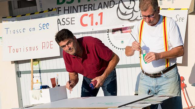Einige Schilder haben Hubert Gutemann (links) und Heinolf Kielkopf schon fertig. Weitere sind in Arbeit.