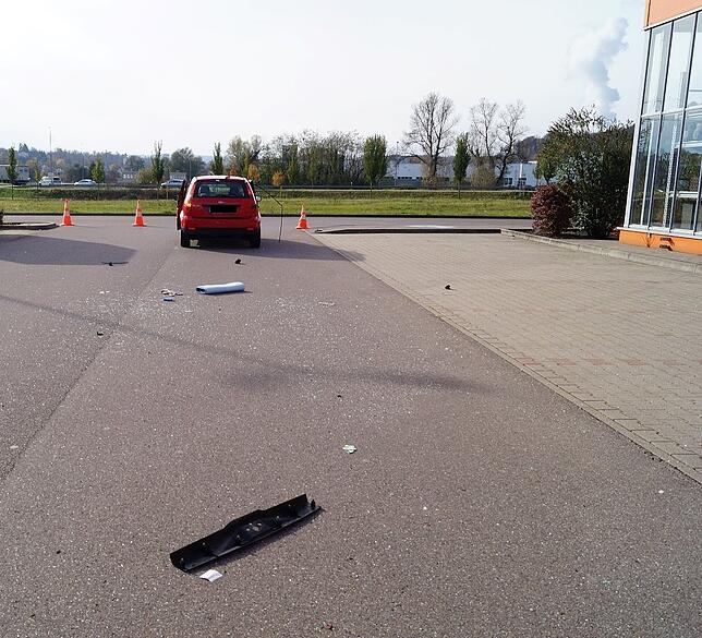Splitterteile liegen nach der Verpuffung auf dem Parkplatz herum.