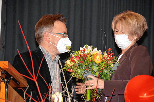 Mit Blumen: Bürgermeisterstellvertreter Andreas Merk führte kurzweilig durch den Abend und überreichte Ira Schelling zum Abschied Blumen ...