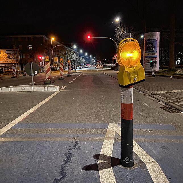 Der berühmteste Poller in Konstanz und weiter Umgebung auf der Fahrradstraße bei der Schranke in der Petershauser Straße ist jetzt sogar ...