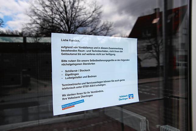 Ein Schild an der Eingangstür weist darauf hin, dass die Filiale wegen Vandalismus geschlossen ist. Hintergrund ist ein ...
