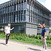 Photovoltaik mal anders: Am Energiedienst-Neubau in Donaueschingen wollen Architekt Günter Limberger (rechts) und Projektingenieur David ...