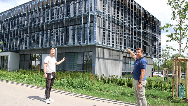 Photovoltaik mal anders: Am Energiedienst-Neubau in Donaueschingen wollen Architekt Günter Limberger (rechts) und Projektingenieur David ...