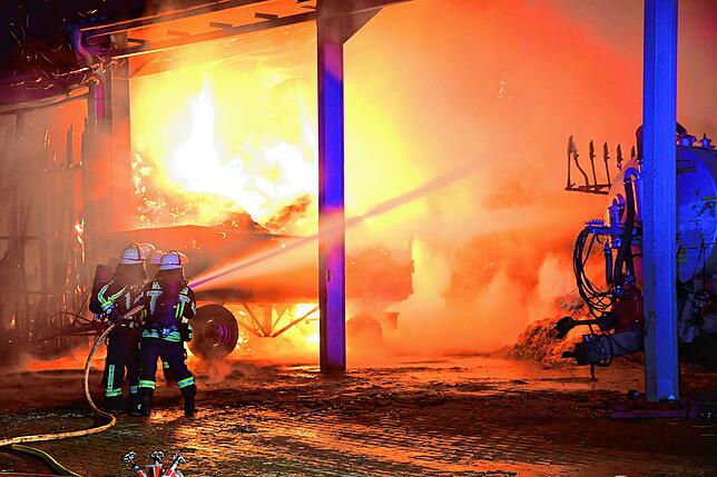 Rund 50 Feuerwehreinsatzkräfte der Feuerwehren aus Mönchweiler und St. Georgen bekämpfen im März einen Brand in einer Lagerhalle bei ...